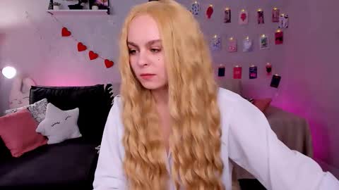 Snapshot of secretblush chatting on 03/03/26, 08:53 Vivien online show from 03/03/26, 08:53