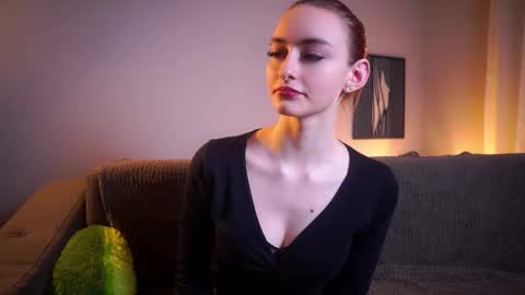 Snapshot of secrethustle chatting on 12/22/25, 11:51 Lily online show from 12/22/25, 11:51