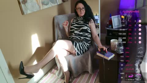 Snapshot of secretmistress01 chatting on 01/05/25, 11:26 Mariot  Mery for short ..never call me PET NAMES in FREECHAT mom momy baby or sweety  online show from 01/05/25, 11:26