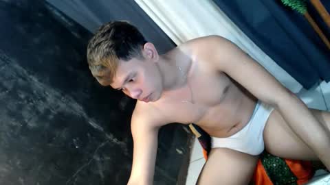Snapshot of seductive_maxxx chatting on 04/23/26, 08:02 Max online show from 04/23/26, 08:02