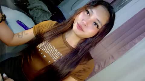 Snapshot of seductive_morena chatting on 12/21/25, 10:39 Im shy online show from 12/21/25, 10:39