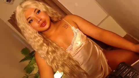 Snapshot of seductivedeluxe69 chatting on 11/21/25, 12:43 Deluxe online show from 11/21/25, 12:43