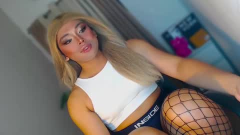 Snapshot of seductivedeluxe69 chatting on 05/03/26, 07:42 Deluxe online show from 05/03/26, 07:42