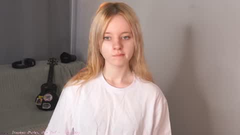 Snapshot of seebunny chatting on 06/19/26, 04:33 See Its honey bunny im Lana online show from 06/19/26, 04:33