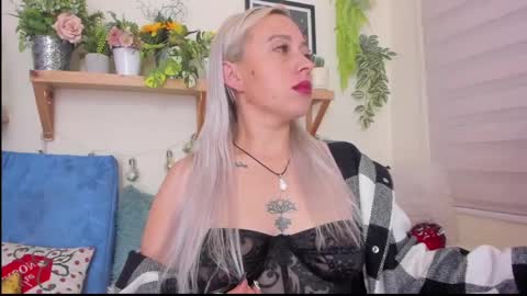 Snapshot of sejmet_5 chatting on 12/31/24, 05:55 Yeyis online show from 12/31/24, 05:55