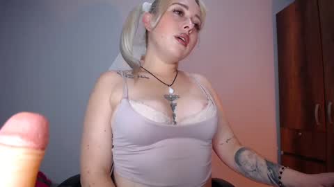 Snapshot of sejmet_5 chatting on 01/16/25, 02:51 Yeyis online show from 01/16/25, 02:51