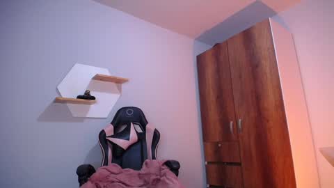 Snapshot of sejmet_5 chatting on 01/21/25, 05:38 Yeyis online show from 01/21/25, 05:38