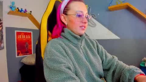 Snapshot of sejmet_5 chatting on 11/28/25, 05:26 Yeyis online show from 11/28/25, 05:26