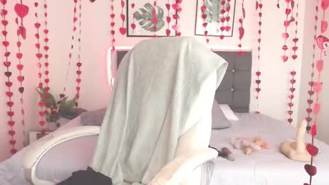 Snapshot of selena_hotmilf chatting on 02/16/25, 08:55 Selena online show from 02/16/25, 08:55