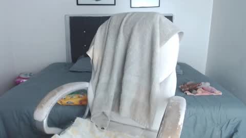 Snapshot of selena_hotmilf chatting on 09/18/25, 05:48 Selena online show from 09/18/25, 05:48