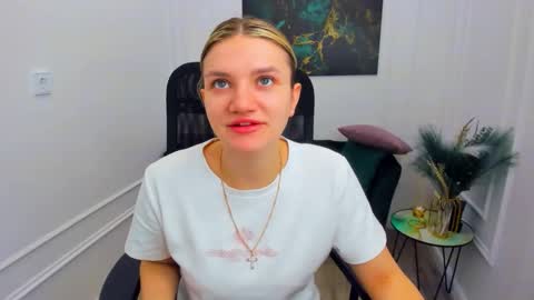 selenaemoore online show from 05/07/26, 04:40