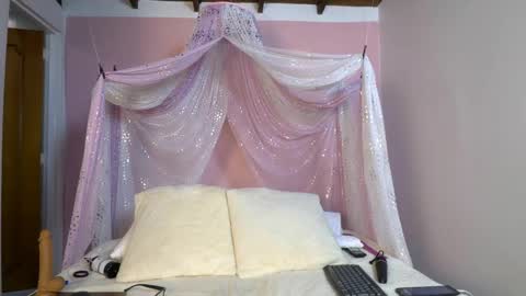 Snapshot of selene_moretti chatting on 05/15/26, 12:01 selene online show from 05/15/26, 12:01