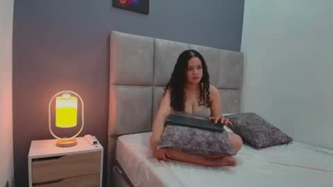 Snapshot of selenevalois chatting on 06/15/26, 01:35 selenevalois online show from 06/15/26, 01:35