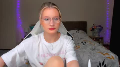 Snapshot of selfharm777 chatting on 09/23/25, 08:12 Simon and Alice online show from 09/23/25, 08:12