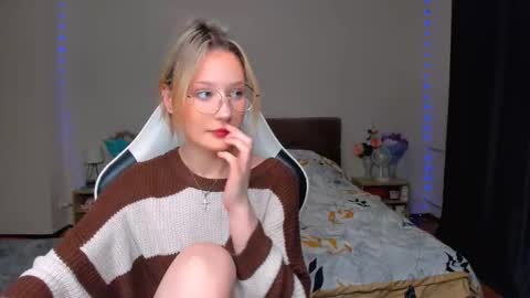 Snapshot of selfharm777 chatting on 10/30/25, 08:42 Simon and Alice online show from 10/30/25, 08:42