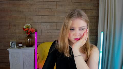Snapshot of selinswarovski chatting on 02/04/25, 03:33 SelinSwarovski online show from 02/04/25, 03:33