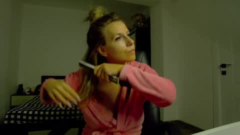 Snapshot of sellena_angel chatting on 04/25/26, 06:38 sellena_angel online show from 04/25/26, 06:38