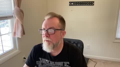 Snapshot of sensatyr chatting on 12/07/24, 04:25 Daddy Dave online show from 12/07/24, 04:25