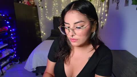 Snapshot of sensual_flame chatting on 12/19/25, 11:45 Camille and sophie online show from 12/19/25, 11:45