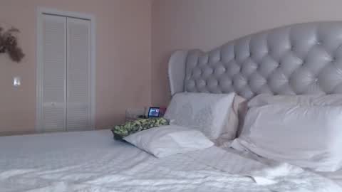 Snapshot of sensual_paradise_ chatting on 02/23/25, 02:51 V online show from 02/23/25, 02:51