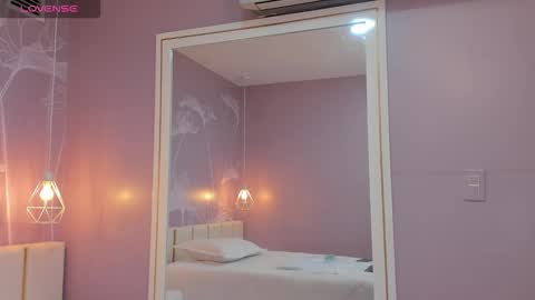 Snapshot of sensual_sophie_ chatting on 09/19/25, 11:33 Sophie online show from 09/19/25, 11:33