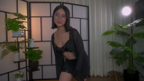 Snapshot of sensualcherry_ chatting on 01/12/25, 11:36 Maria- OF sensual bee online show from 01/12/25, 11:36