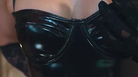 Snapshot of sensualcherry_ chatting on 10/11/25, 11:25 Maria- OF sensual bee online show from 10/11/25, 11:25