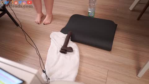 Snapshot of serareads chatting on 10/11/25, 03:43 SeraReads online show from 10/11/25, 03:43