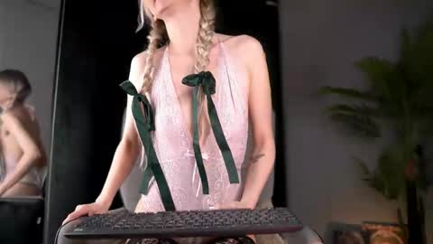 Snapshot of serenagrant chatting on 02/02/26, 04:00 SerenaGrant online show from 02/02/26, 04:00