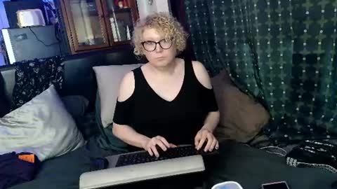 Snapshot of serendipitysonder chatting on 06/19/26, 12:15 Lady Acedia online show from 06/19/26, 12:15