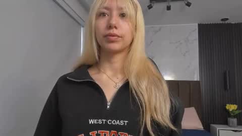 Serene online show from 10/04/25, 01:20