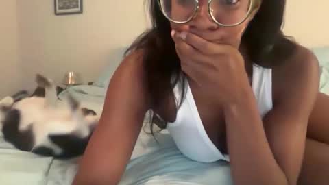 Snapshot of serenitybee chatting on 12/16/25, 11:10 Serenity Bee online show from 12/16/25, 11:10