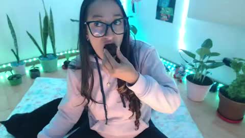 Snapshot of seuctive_woman57 chatting on 06/15/26, 02:14 samy online show from 06/15/26, 02:14