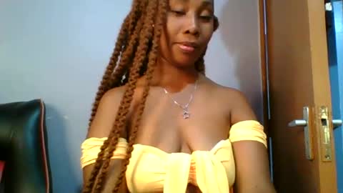Snapshot of sexie_curvie chatting on 02/05/25, 11:34 Maggie online show from 02/05/25, 11:34