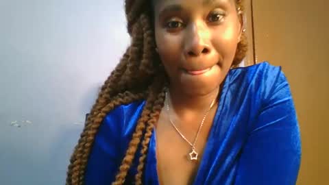 Snapshot of sexie_curvie chatting on 02/12/25, 06:09 Maggie online show from 02/12/25, 06:09