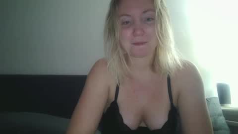 Snapshot of sexiirose22 chatting on 02/06/25, 03:37 Rose online show from 02/06/25, 03:37