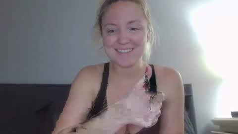 Snapshot of sexiirose22 chatting on 02/09/25, 06:47 Rose online show from 02/09/25, 06:47