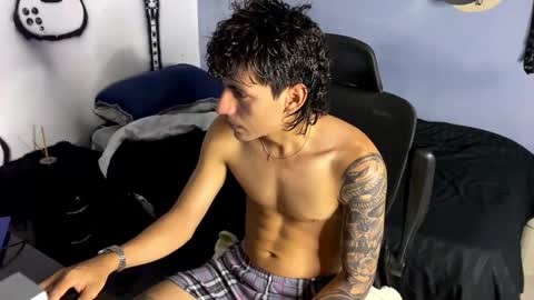 Snapshot of sexoyrock chatting on 12/17/25, 05:24 ROCKERO online show from 12/17/25, 05:24