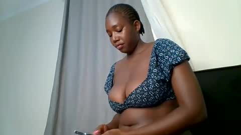 Snapshot of sexxy_thick_ebony chatting on 07/06/26, 01:35 Sweet doll online show from 07/06/26, 01:35