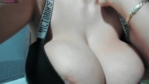 Snapshot of sexxymeriemm chatting on 01/06/25, 05:06 sexxymeriemm online show from 01/06/25, 05:06