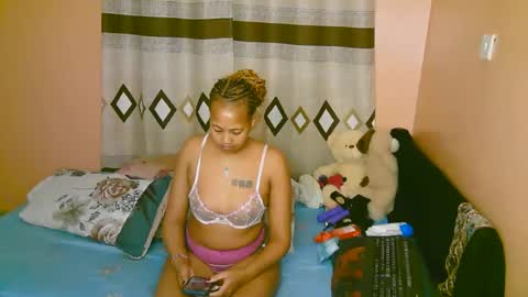 Snapshot of sexy_bluegirl chatting on 10/27/25, 12:15 sexy_bluegirl online show from 10/27/25, 12:15