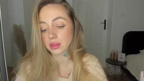 C o r a l i e online show from 02/06/25, 06:35