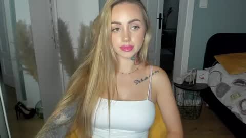 Snapshot of sexy_coralie chatting on 06/29/26, 01:33 C o r a l i e online show from 06/29/26, 01:33