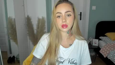 Snapshot of sexy_coralie chatting on 07/14/26, 01:28 C o r a l i e online show from 07/14/26, 01:28