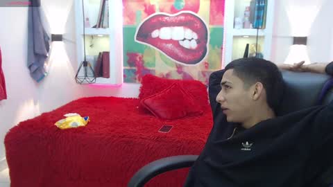 Snapshot of sexy_couple_14 chatting on 01/19/25, 07:15 juan maria online show from 01/19/25, 07:15