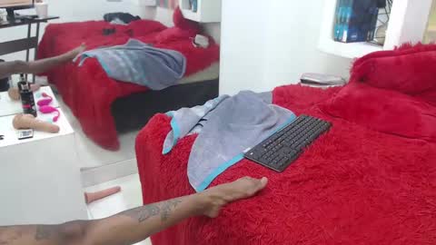 Snapshot of sexy_couple_14 chatting on 02/17/25, 01:25 juan maria online show from 02/17/25, 01:25