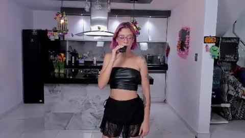 Snapshot of sexy_hot_friends_ chatting on 07/12/26, 05:42 WENDY MAX AND VICKY online show from 07/12/26, 05:42