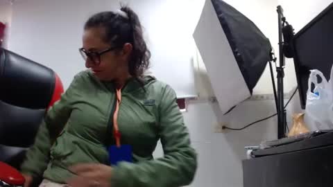 Snapshot of sexy_mature_hot01 chatting on 09/22/25, 12:51 MARIPOSA online show from 09/22/25, 12:51