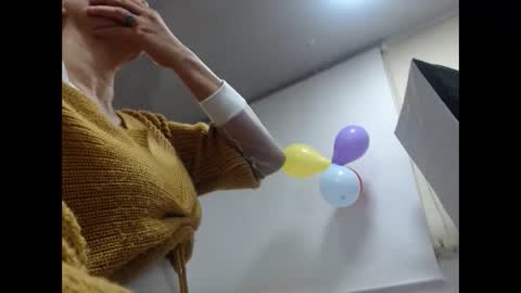 Snapshot of sexy_mature_hot01 chatting on 10/19/25, 12:06 MARIPOSA online show from 10/19/25, 12:06