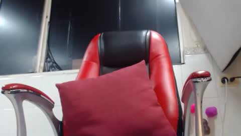 Snapshot of sexy_mature_hot01 chatting on 10/29/25, 12:24 MARIPOSA online show from 10/29/25, 12:24